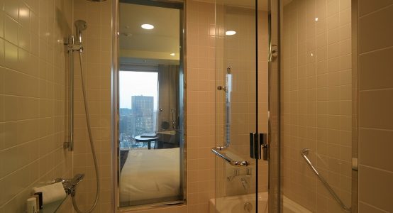 זכוכית חכמה - חלון מקלחת שקוף